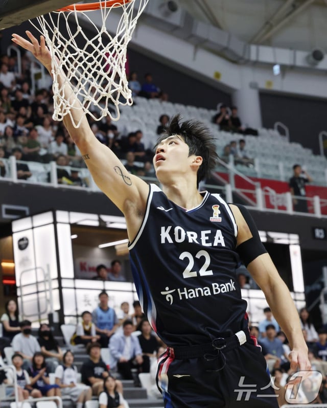 여준석이 31일 오후 7시 수원 KT 소닉붐 아레나에서 열린 2027 국제농구연맹(FIBA) 농구 월드컵 아시아 예선 2라운드 F조 2차전 경기 중 레이업을 시도하고 있다. /사진=뉴스1