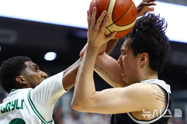 水原市(スウォンシ)のKTソニックブームアリーナで行われた2027国際バスケットボール連盟(FIBA)ワールドカップ(W杯)アジア予選の大韓民国とサウジアラビアの試合中、李ヒョンジュンがボール争いをしている。 /写真=ニューシス