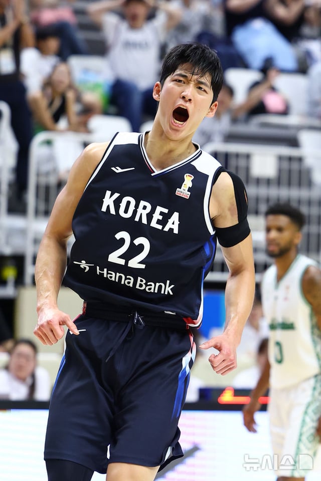ヨ·ジュンソクが31日午後7時、水原(スウォン)KTソニックブームアリーナで行われた2027国際バスケットボール連盟(FIBA)バスケットボールワールドカップ(W杯)アジア予選第2ラウンドF組第2戦の試合中、得点後咆哮している。 /写真=ニューシス