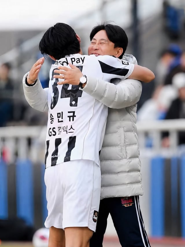 Song Min-gyu, who left FC Seoul for Portugal's CD Nacional. On the right is his mentor, Seoul manager Kim Ki-dong. /Photo=Screenshot from Song Min-gyu's SNS