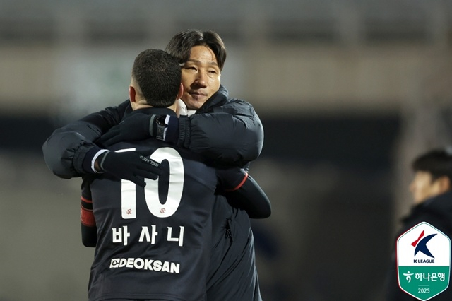 Vasani and Coach Lee Young-min (right). /Photo=Korea Professional Football League
