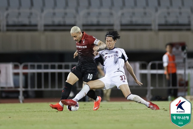 Vasani focusing on the match (left). /Photo=Korea Professional Football League