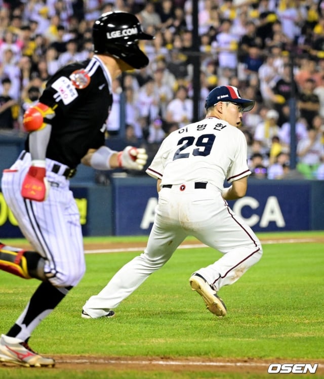 On August 1 at Jamsil Stadium, Doosan pitcher Lee Byung-hun (right) fields a bunt hit from LG's Park Hae-min. /Photo=OSEN