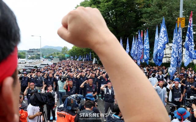 [서울=뉴시스] 박영태 기자 = 21일 오후 서울 서초구 양재동 현대차그룹 본사 앞에서 열린 금속노조 자동차업종 공동파업 대회에서 노조원들이 구호를 외치고 있다. 2026.08.21. since1999@newsis.com /사진=박영태
