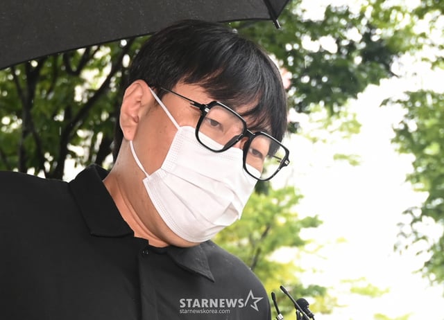 인터넷 불법도박과 음주운전 혐의로 기소된 개그맨 이진호(39)씨가 1일 경기 여주시 수원지방법원 여주지원에서 열린 선고 공판에 출석하고 있다. 이 씨는 2023년 5월부터 2024년 10월까지 664회에 걸쳐 8억원 규모의 불법 도박을 한 혐의와 지난해 9월 인천에서 경기 양평까지 면허 취소 수준으로 음주운전을 한 혐의로 재판에 넘겨졌다. 2026.09.01. jtk@newsis.com /사진=뉴시스