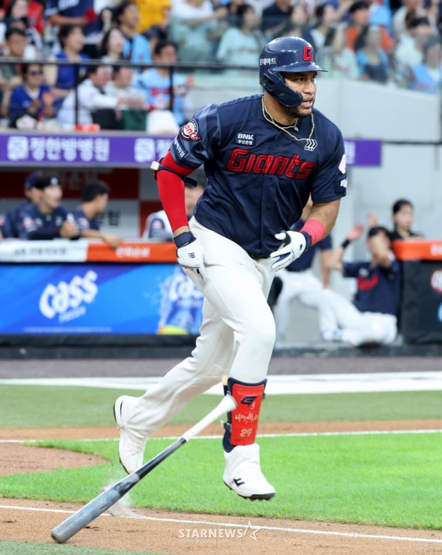 ロッテの3番打者レイエスが28日、大田(テジョン)ハンファ生命ボールパークで行われる2026KBOリーグのハンファイーグルスとロッテジャイアンツの試合2回表、凡打で退いている。 ロッテの3番打者レイエスが28日、大田(テジョン)ハンファ生命ボールパークで行われる2026KBOリーグのハンファイーグルスとロッテジャイアンツの2回表、凡打で退いている。 2026.07.28./写真=カン·ヨンジョ cameratalks@