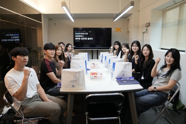 8月31日に開かれた「2026 KVA V3ディビジョンリーグ大学生サポーターズ発足式」で選抜されたサポーターズが委嘱状を受け取り記念撮影を進行している。 /写真=大韓バレーボール協会提供