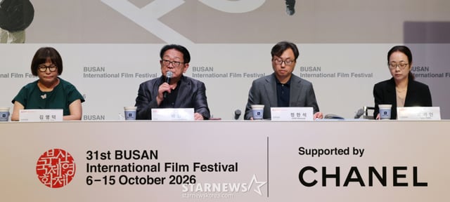 (서울=뉴스1) 김진환 기자 = 박광수 부산국제영화제 이사장이 1일 오후 서울 중구 대한상공회의소에서 열린 제31회 부산국제영화제 개최 기자회견에서 주요 선정작 등 세부 계획들을 소개하고 있다. 오는 10월 6일부터 15일까지 열리는 부산국제영화제는 영화의전당 등 8개 극장 31개 스크린에서 공식 초청작 59개국 246편을 포함한 총 315편을 상영한다. 2026.9.1/뉴스1 Copyright © 뉴스1. All rights reserved. 무단 전재 및 재배포, AI학습 이용 금지. /사진=(서울=뉴스1) 김진환 기자