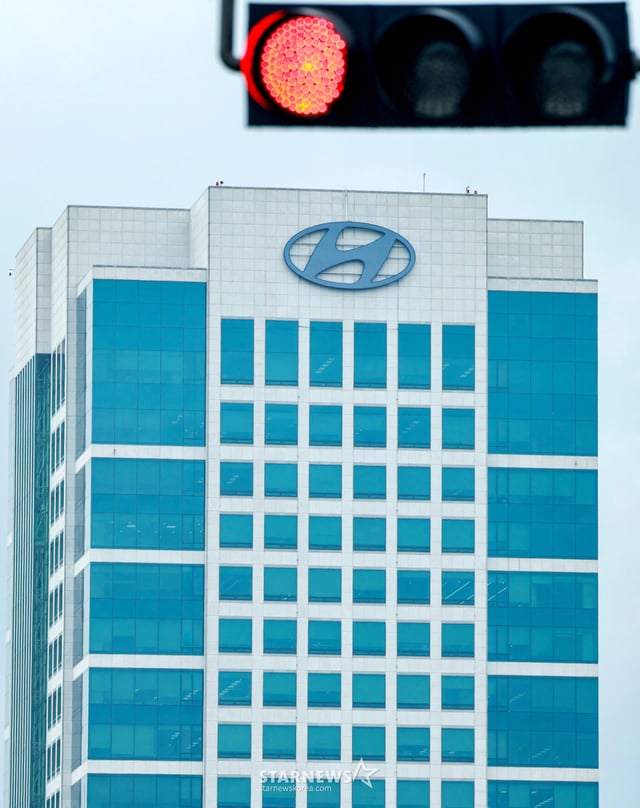 (Сеул=NEWS1) = Корпоративный профсоюз Hyundai Motor не смог достичь соглашения с руководством по трём ключевым пунктам в ходе переговоров об оплате труда в этом году: повышению премии на 50%, восстановлению уволенных сотрудников и продлению пенсионного возраста. В результате 21 августа была объявлена всеобщая забастовка продолжительностью 8 часов. На фото — штаб-квартира Hyundai Motor в районе Сончхо, Сеул. 21.08.2026/NEWS1 Copyright © NEWS1. Все права защищены. Запрещены повторная публикация, распространение и использование для обучения ИИ. /фотография=(Сеул=NEWS1) Ли Хо Юн