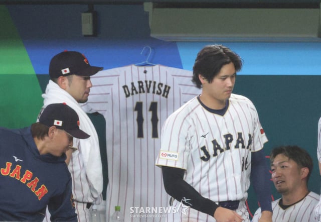 7일 도쿄돔에서 열린 2026WBC 도쿄POOL 대한민국과 일본의 경기 일본 더그아웃 벽에 걸린 다르빗슈의 유니폼이 눈길을 끈다. 다르빗슈의 부활을 기원하는 선수들의 마음이 모였다. 오타니와 한국전 선발투수 기쿠치가 유니폼 앞을 지나고 있다. 2026.03.07. /사진=강영조 cameratalks@