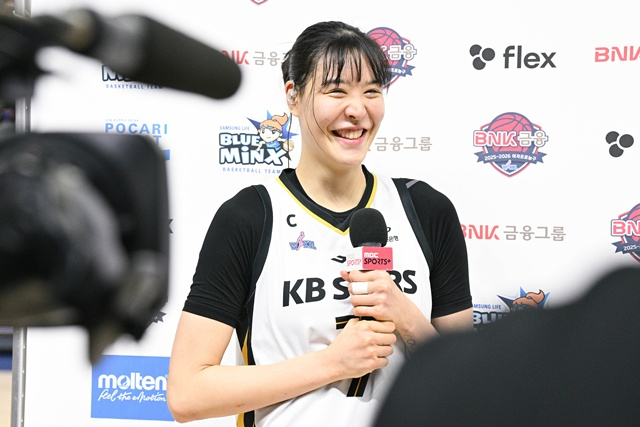 인터뷰하는 박지수. /사진=WKBL 제공