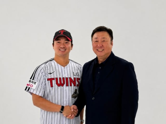 Koh Woo-seok (trái) chụp ảnh kỷ niệm trở lại với Giám đốc LG Twins Cha Myung-seok ngày 1. /Ảnh=LG Twins cung cấp