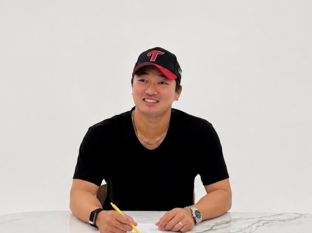 Koh Woo-seok (trái) chụp ảnh kỷ niệm trở lại LG Twins ngày 1. /Ảnh=LG Twins cung cấp