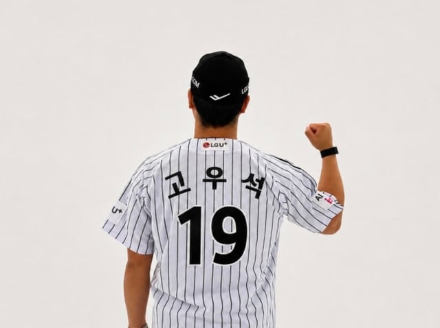 Koh Woo-seok (trái) chụp ảnh kỷ niệm trở lại LG Twins ngày 1. /Ảnh=LG Twins cung cấp