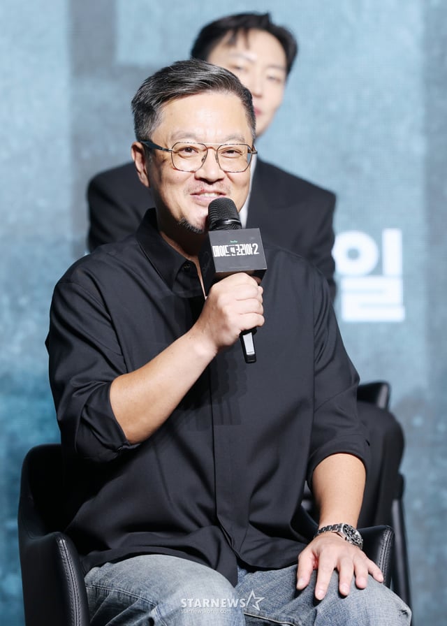 우민호 감독이 2일 서울 영등포구 콘래드 호텔에서 진행된 디즈니+ '메이드 인 코리아 시즌2' 제작발표회에 참석해 질의응답을 하고 있다./2026.09.02 /사진=김휘선 hwijpg@