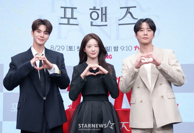 Actors Song Kang, Jang Gyu-ri, and Lee Jun-young /Photo=Kim Hwi-seon hwijpg@
