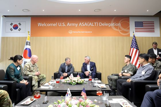 Brent Inghram, U.S. Army Acquisition, Logistics and Sustainment Commander, visited Hanwha Aerospace's Changwon facility last month and held discussions with Michael Coulter, CEO of Hanwha Defense USA / Photo provided by Hanwha Aerospace
