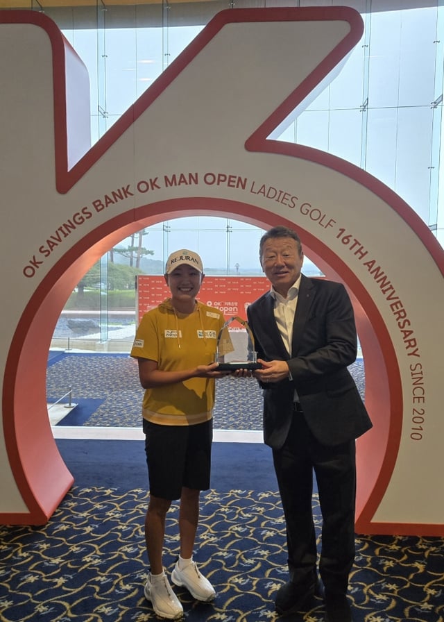 Choi Yoon, Chairman of OK Financial Group (right), receives an appreciation plaque from Cho Hye-rim at the 'OK Savings Bank Utm Open' pro-am event held on the 1st at Adonis Country Club in Pocheon, Gyeonggi Province. /Photo=Provided by OK Financial Group