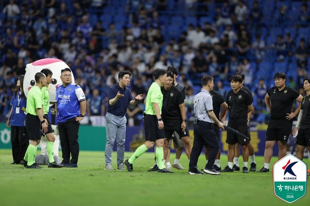 지난달 30일 인천축구전용경기장에서 열린 인천 유나이티드와 전북 현대의 경기 종료 후 윤정환 감독이 김대용 심판에게 판정 관련 질문을 하고 있다. 김대용 심판은 그러나 뚜렷한 설명 없이 그대로 경기장을 빠져 나갔고, 이 과정에서 항의하던 정혁·권찬수 코치는 경고를 받았다. /사진=한국프로축구연맹 제공