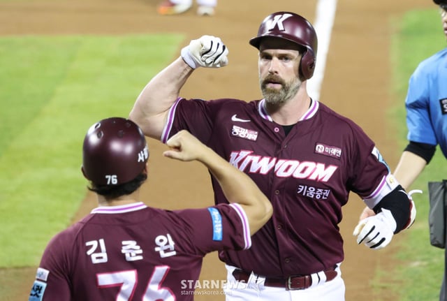 2026 신한 SOL KBO리그 두산 베어스 대 키움 히어로즈 경기가 30일 서울 잠실야구장에서 열렸다. 키움 데이비슨이 6회초 무사에서 두산 선발 최민석을 상대로 중월 1점 홈런을 날리고 홈인하고 있다. /사진=김진경 kim.jinkyung@