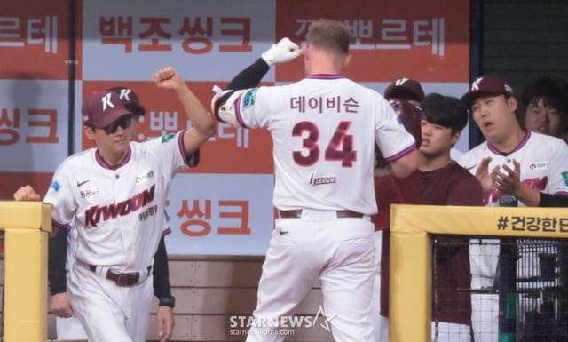 키움 3번타자 데이비슨이 23일 고척스카이돔에서 열린 2026KBO리그 키움히어로즈와 KIA타이거즈 경기 3회말 네일을 상대로 동점 투런홈런을 터트린 후 홈인하고 있다. . 2026.08.23. /사진=강영조 cameratalks@