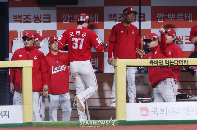 2026 신한 SOL KBO리그 키움 히어로즈 대 SSG 랜더스 경기가 20일 서울 고척스카이돔에서 열렸다.  SSG 7회초 2사 1,2루에서 2루루자 오태곤이 정준재의 적시타 때 역전 득점을 한 후 이숭용 감독의 환영을 받고 있다. /사진=김진경 kim.jinkyung@