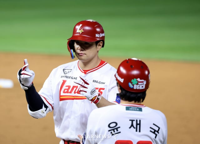랜더스 4번타자 김재환이 5일 인천SSG랜더스필드에서 열린 2026KBO리그 SSG랜더스와 KT위즈 경기 5회말 2사 1,3루에서 1타점 안타로  출루하고  있다.  2026.06.05. /사진=강영조 cameratalks@