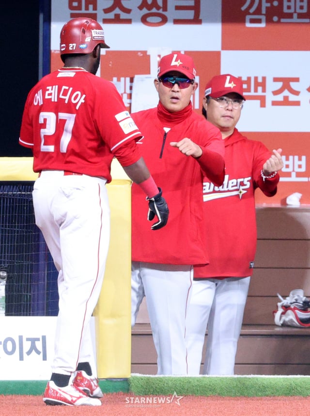 2026 신한 SOL KBO리그 키움 히어로즈 대 SSG 랜더스 경기가 20일 서울 고척스카이돔에서 열렸다. SSG 8회초 1사 3루에서 3루주자 에레디아가 안상현의 적시타 때 홈을 밟은 후 더그아웃에서 이숭용 감독의 환영을 받고 있다. /사진=김진경 kim.jinkyung@
