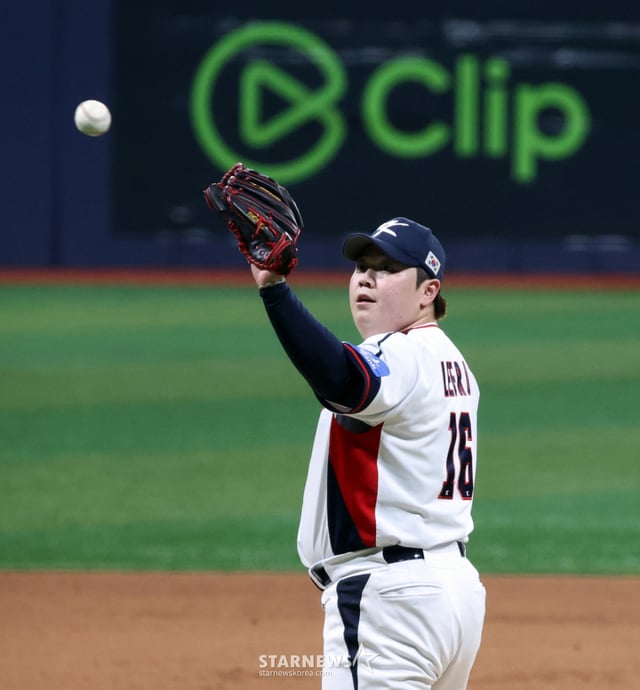 대표팀 우완투수 이로운이 8일 오후 서울 고척스카이돔에서 열리는 ‘2025 NAVER K-BASEBALL SERIES’ 한국과 체코의 평가전에서 7회초 등판해 무실점 피칭을 펼치고 있다. 2025.11.08. /사진=강영조 cameratalks@