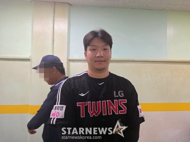 LG 문보경이 2일 잠실 두산전을 승리로 이끌고 취재진과 인터뷰에 응했다. /사진=LG 트윈스 제공