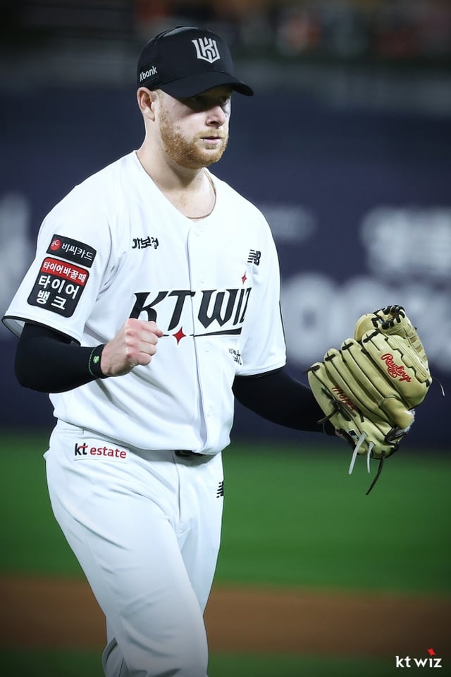 KT Wiz foreign pitcher Daniel Davis roared after pitching scoreless innings in a home game against Hanwha Eagles on the 1st. /Photo=KT Wiz provided