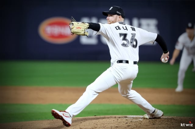 KT Wiz foreign pitcher Daniel Davis pitched effectively in a home game against Hanwha Eagles on the 1st. /Photo=KT Wiz provided