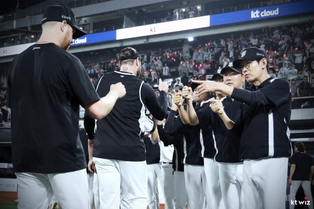 KT Wiz foreign pitcher Daniel Davis (far left) received encouragement from manager Kang Cheol after securing a win in a home game against Hanwha Eagles on the 1st. /Photo=KT Wiz provided