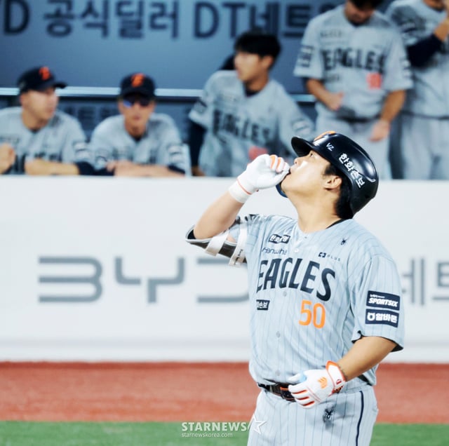 한화 이글스 강백호가 2일 수원 KT위즈파크에서 열린 KT 위즈와 2026 신한 SOL KBO리그 방문경기에서 5회초 1사 1,2루에서 동점 스리런홈런을 터트린 후 홈인하며 세리머니를 하고 있다. /사진=강영조 선임기자