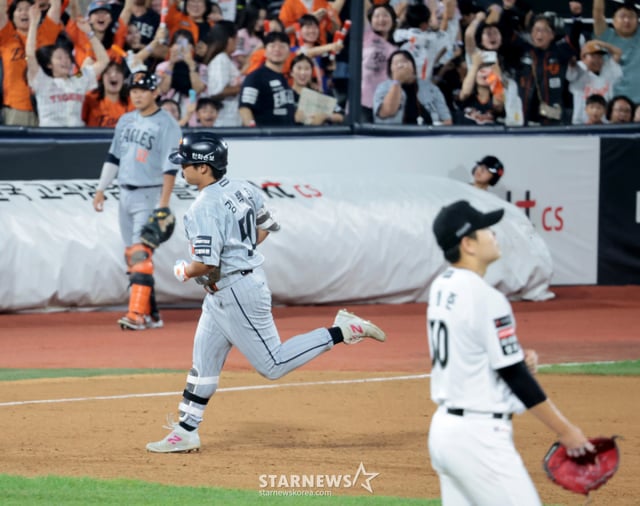 한화 이글스 강백호(왼쪽)가 2일 수원 KT위즈파크에서 열린 KT 위즈와 2026 신한 SOL KBO리그 방문경기에서 소형준을 상대로 5회초 1사 1,2루에서 동점 스리런홈런을 터트린 후 베이스를 돌고 있다. /사진=강영조 선임기자