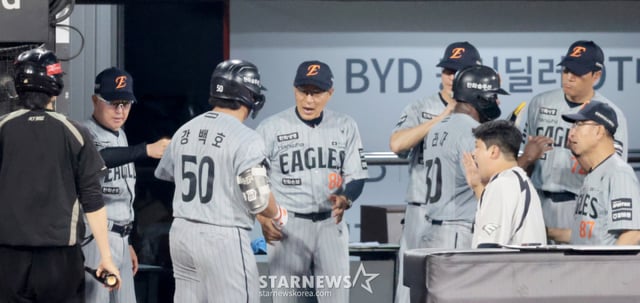 한화 이글스 강백호(왼쪽에서 3번째)가 2일 수원 KT위즈파크에서 열린 KT 위즈와 2026 신한 SOL KBO리그 방문경기에서 소형준을 상대로 5회초 1사 1,2루에서 동점 스리런 홈런을 터트린 후 더그아웃으로 향해 김경문 감독(왼쪽에서 2번째)와 하이파이브를 하고 있다. /사진=강영조 선임기자
