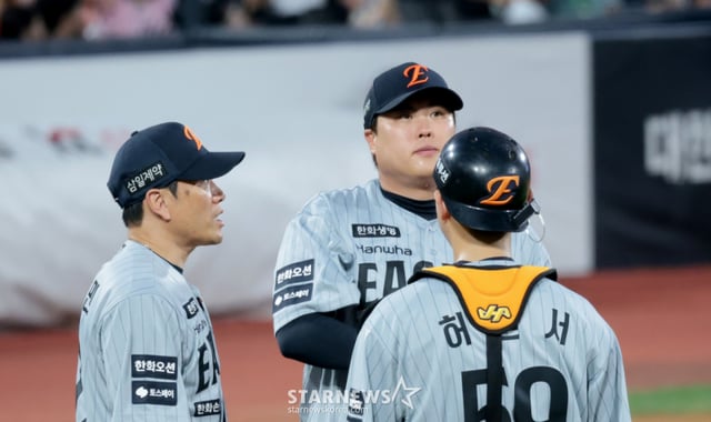 한화 이글스 류현진(가운데)이 2일 수원 KT위즈파크에서 열린 KT 위즈와 2026 신한 SOL KBO리그 방문경기에 선발 등판해 2회말 수비실책과 실점이 이어진 뒤 마운드에 오른 박승민 투수코치(왼쪽)과 이야기를 나누고 있다./사진=강영조 선임기자
