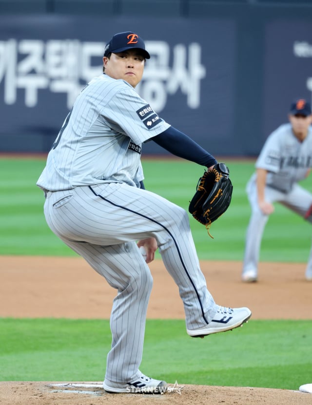 한화 이글스 류현진(가운데)이 2일 수원 KT위즈파크에서 열린 KT 위즈와 2026 신한 SOL KBO리그 방문경기에 선발 등판해 역투하고 있다. /사진=강영조 선임기자