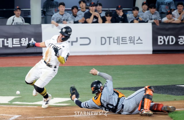 한화 이글스 포수 허인서(오른쪽)가 2일 수원 KT위즈파크에서 열린 KT 위즈와 2026 신한 SOL KBO리그 방문경기에서 7회말 수비 때 황영묵의 빠지는 송구를 잡아내지 못하고 안현민의 득점을 허용하고 있다. /사진=강영조 선임기자