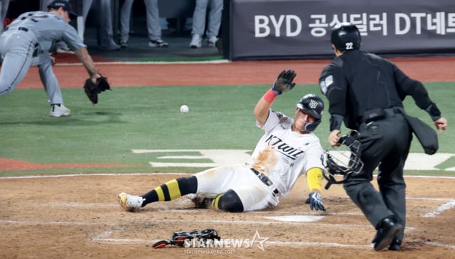 KT 위즈 안현민이 2일 수원 KT위즈파크에서 열린 한화 이글스와 2026 신한 SOL KBO리그 홈경기 7회말 1사 1루에서 김민혁의 2루타 때 전력질주해 홈을 파고 들고 있다. /사진=강영조 선임기자