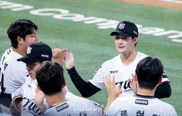 KT 위즈 스기모토(오른쪽)가 2일 수원 KT위즈파크에서 열린 한화 이글스와 2026 신한 SOL KBO리그 홈경기 8회초 탈삼진 3개로 이닝을 막아낸 뒤 동료들의 환영 속에 더그아웃으로 향하고 있다. /사진=강영조 선임기자