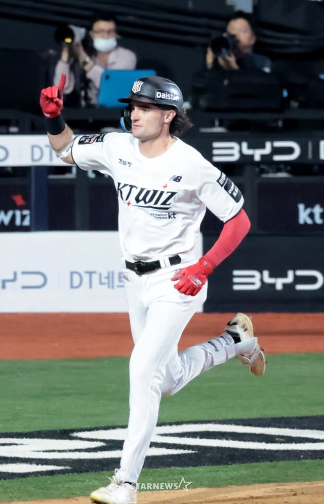 KT 위즈 샘 힐리어드가 2일 수원 KT위즈파크에서 열린 한화 이글스와 홈경기에서 8회말 2사에서 솔로홈런을 터트린 후 베이스를 돌고 있다. /사진=강영조 선임기자