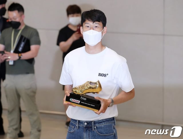 아시아 선수로는 역대 최초로 잉글랜드 프로축구 프리미어리그(EPL) 득점왕에 등극한 손흥민(토트넘)이 2022년 인천국제공항을 통해 귀국해 골든부트를 들고 포즈를 취하고 있다. /사진=뉴스1