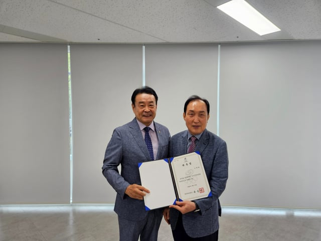 김대년 전임 위원장과 이재화(오른쪽) 신임 선거자문위원회 위원장. /사진=대한체육회 제공