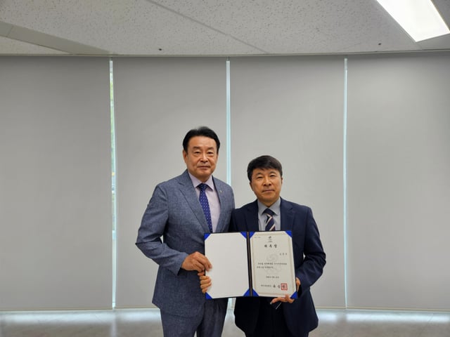 김대년 전임 위원장과 김종국(오른쪽) 신임 선거자문위원회 위원. /사진=대한체육회 제공