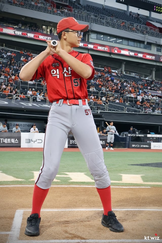 익산시 리틀야구단 선수들가 수원KT위즈파크에서 시타에 나섰다. /사진=KT 위즈 제공 