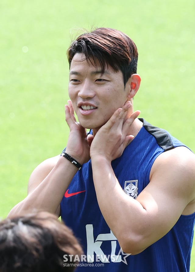 한국 축구대표팀이 2026 FIFA 북중미 월드컵 3차 예선 쿠웨이트와 조별리그 최종전을 앞두고 8일 오후 파주 NFC에서 훈련을 진행했다.  황희찬이 밝은 표정으로 훈련장으로 이동하고 있다. /사진=김진경 kim.jinkyung@