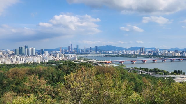 서울세계불꽃축제의 불꽃쇼를 구경하는 명당으로 꼽히는 하늘공원 ‘동측-2’전망대에서 바라본 모습. 멀리 63시티 빌딩 등 여의도가 보인다