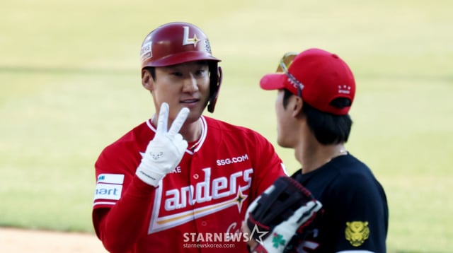 랜더스 주장 오태곤이 28일 인천SSG랜더스필드에서 열리는 2026 프로야구 SSG랜더스와 KIA타이거즈 개막경기 9회말 1사 2,3루에서 정해영에 이어 등판한 조상우를 상대로 2타점 적시타를 터트린 후 환호하고 있다.   2026.03.28. /사진=강영조 cameratalks@