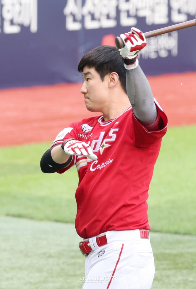 2026 신한 SOL KBO리그 두산 베어스 대 SSG 랜더스 경기가 9일 서울 잠실야구장에서 열렸다.  SSG 오태곤이 경기 전 스윙으로 예열하고 있다. /사진=김진경 kim.jinkyung@